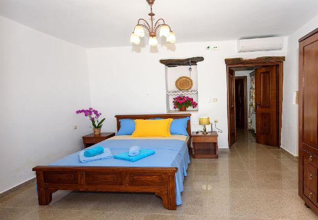 Villa in Margarites - Spacious stonebuilt villa in a tranquil setting! 