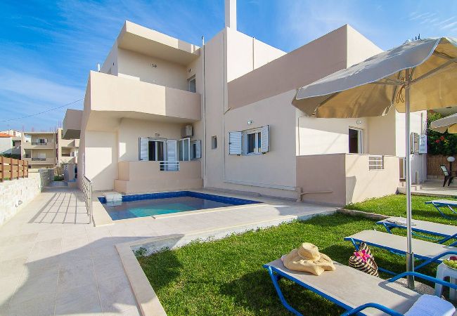 House in Skaleta - 7 bedroom villa with pool, 700m from the beach! 