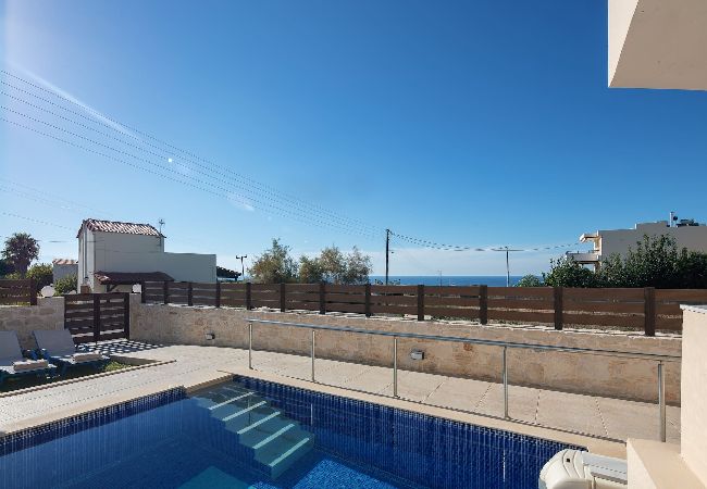 House in Skaleta - 7 bedroom villa with pool, 700m from the beach! 