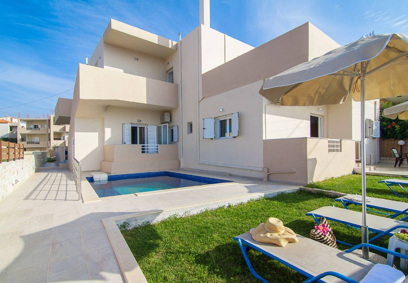 House in Skaleta - 7 bedroom villa with pool, 700m from the beach! 