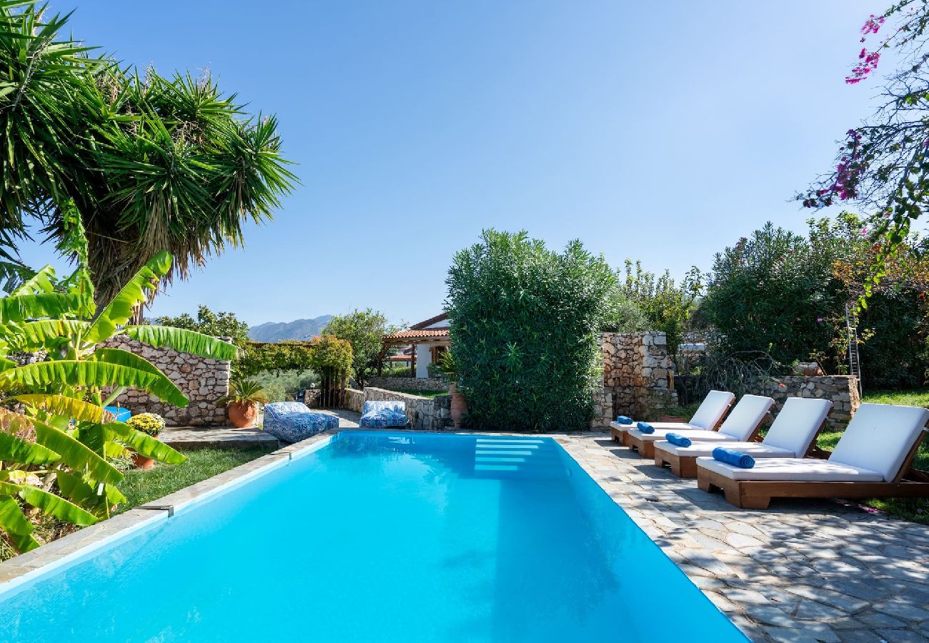 House in Roumeli - A 3bedroom country house, with pool close to beach