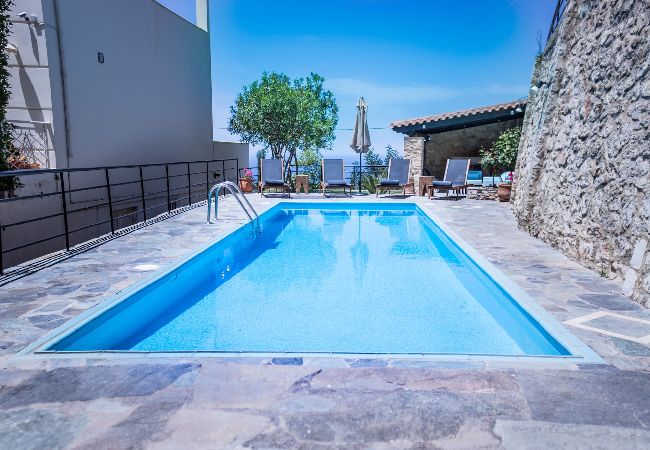 Villa in Roussospiti - Charmful villa, stunning views,pool, hot tub & BBQ 