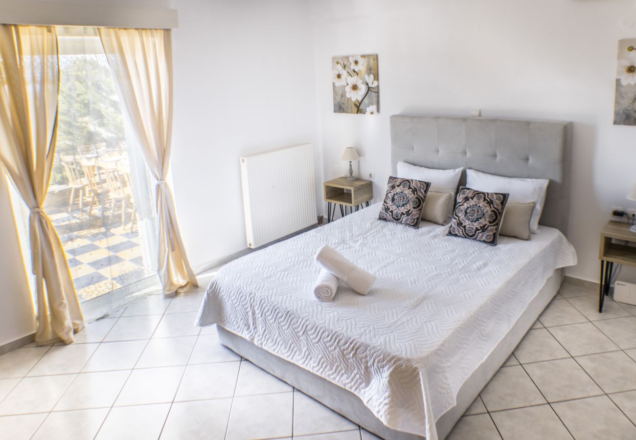 Villa in Roussospiti - Charmful villa, stunning views,pool, hot tub & BBQ 