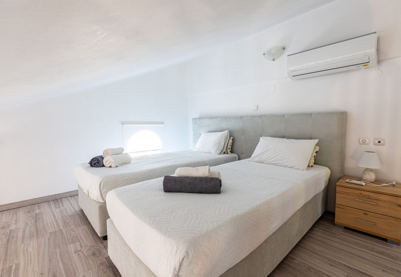 Villa in Roussospiti - Charmful villa, stunning views,pool, hot tub & BBQ 