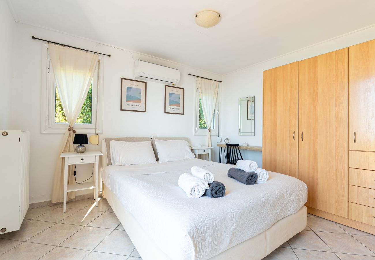 Villa in Roussospiti - Charmful villa, stunning views,pool, hot tub & BBQ 
