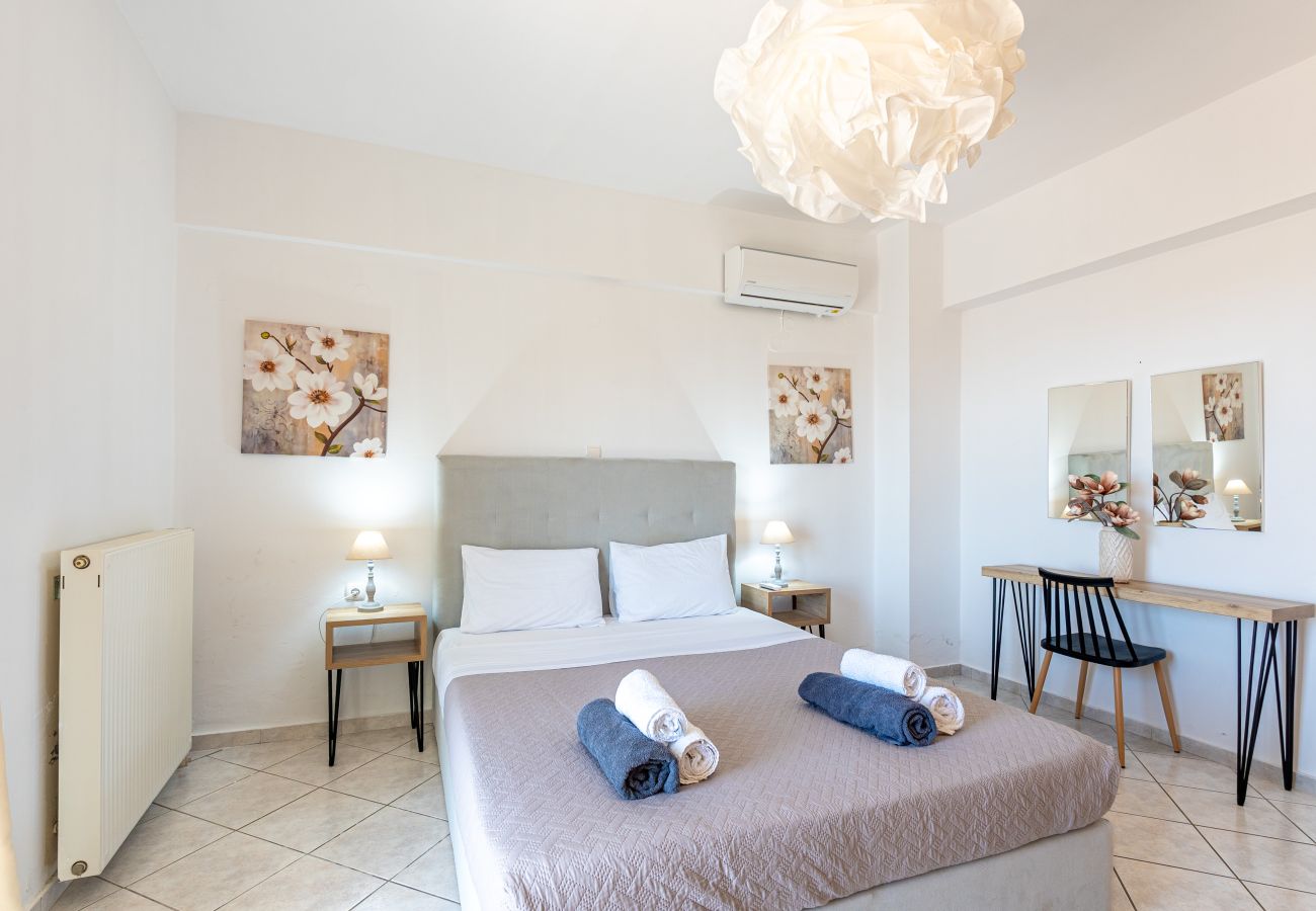 Villa in Roussospiti - Charmful villa, stunning views,pool, hot tub & BBQ 