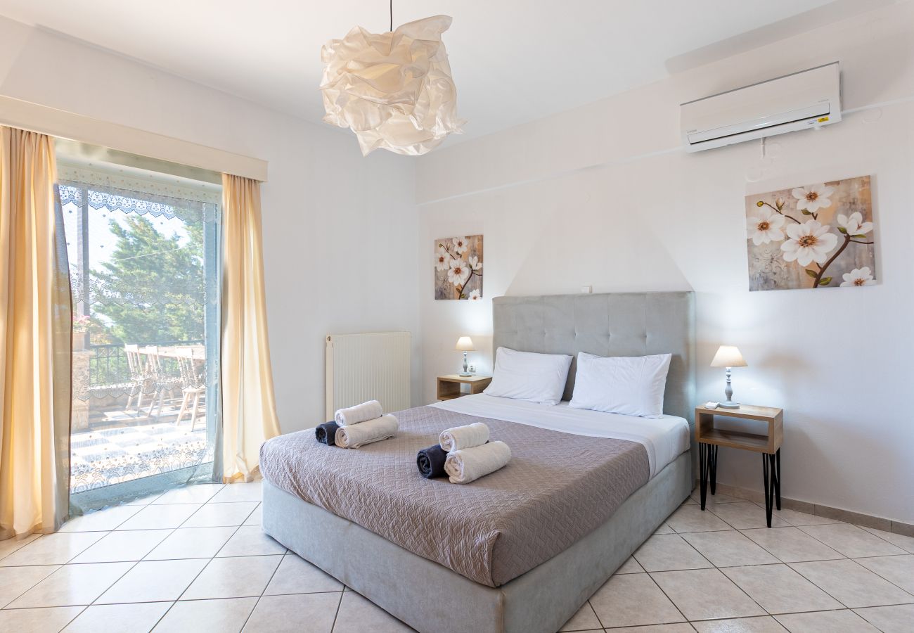 Villa in Roussospiti - Charmful villa, stunning views,pool, hot tub & BBQ 