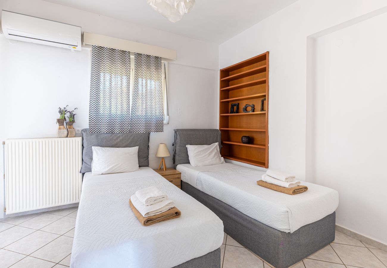 Villa in Roussospiti - Charmful villa, stunning views,pool, hot tub & BBQ 