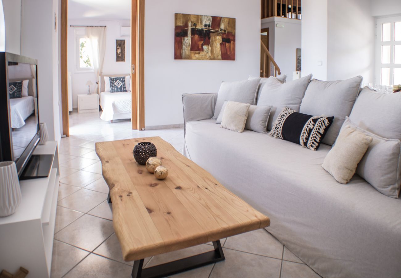 Villa in Roussospiti - Charmful villa, stunning views,pool, hot tub & BBQ 