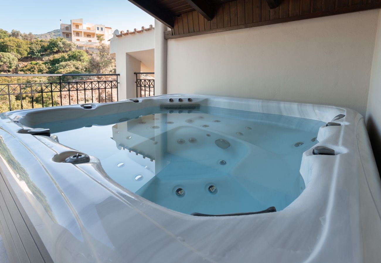 Villa in Roussospiti - Charmful villa, stunning views,pool, hot tub & BBQ 