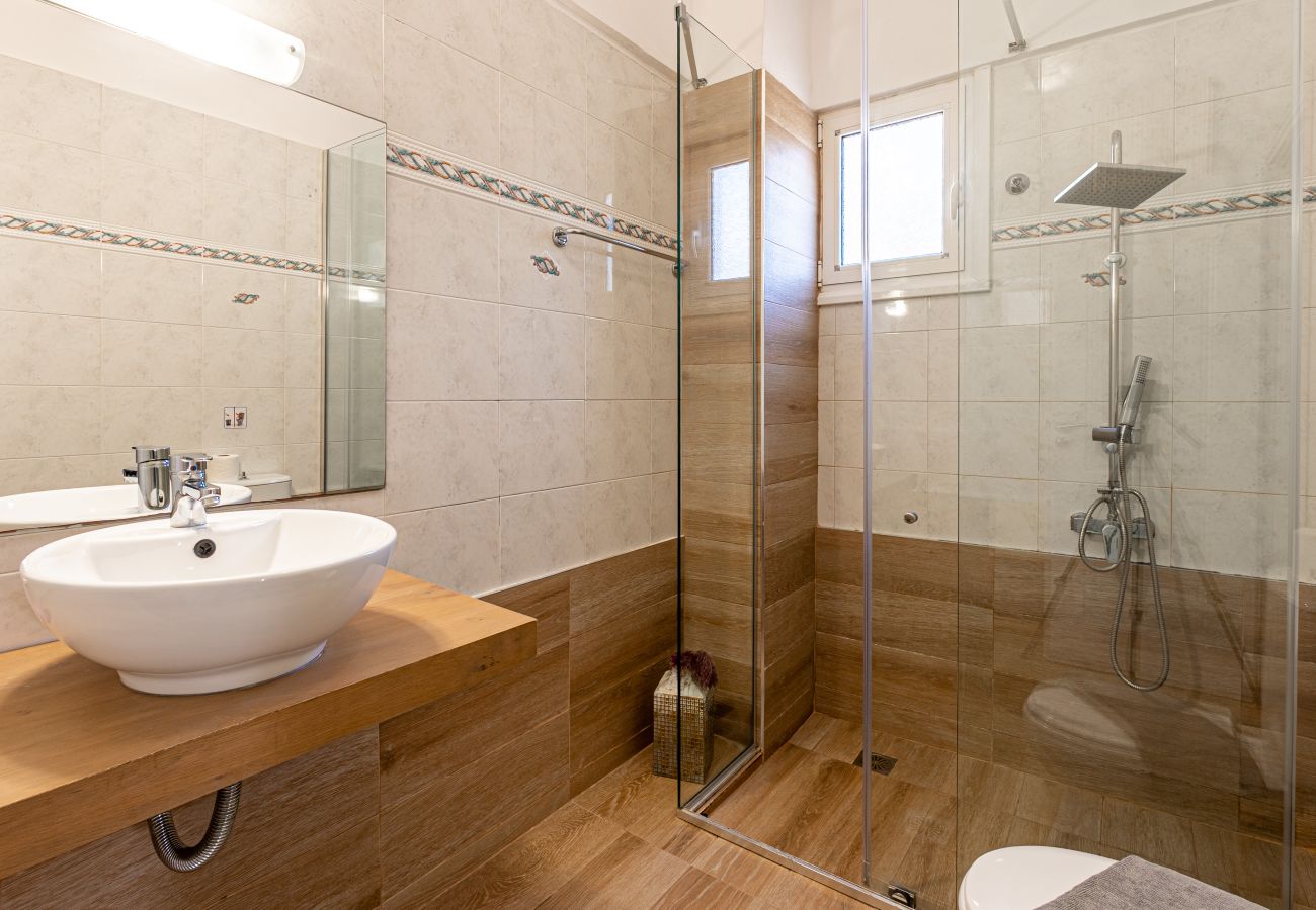 Villa in Roussospiti - Charmful villa, stunning views,pool, hot tub & BBQ 