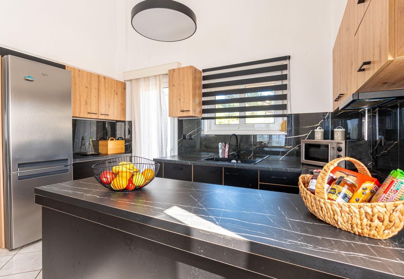 Villa in Roussospiti - Charmful villa, stunning views,pool, hot tub & BBQ 