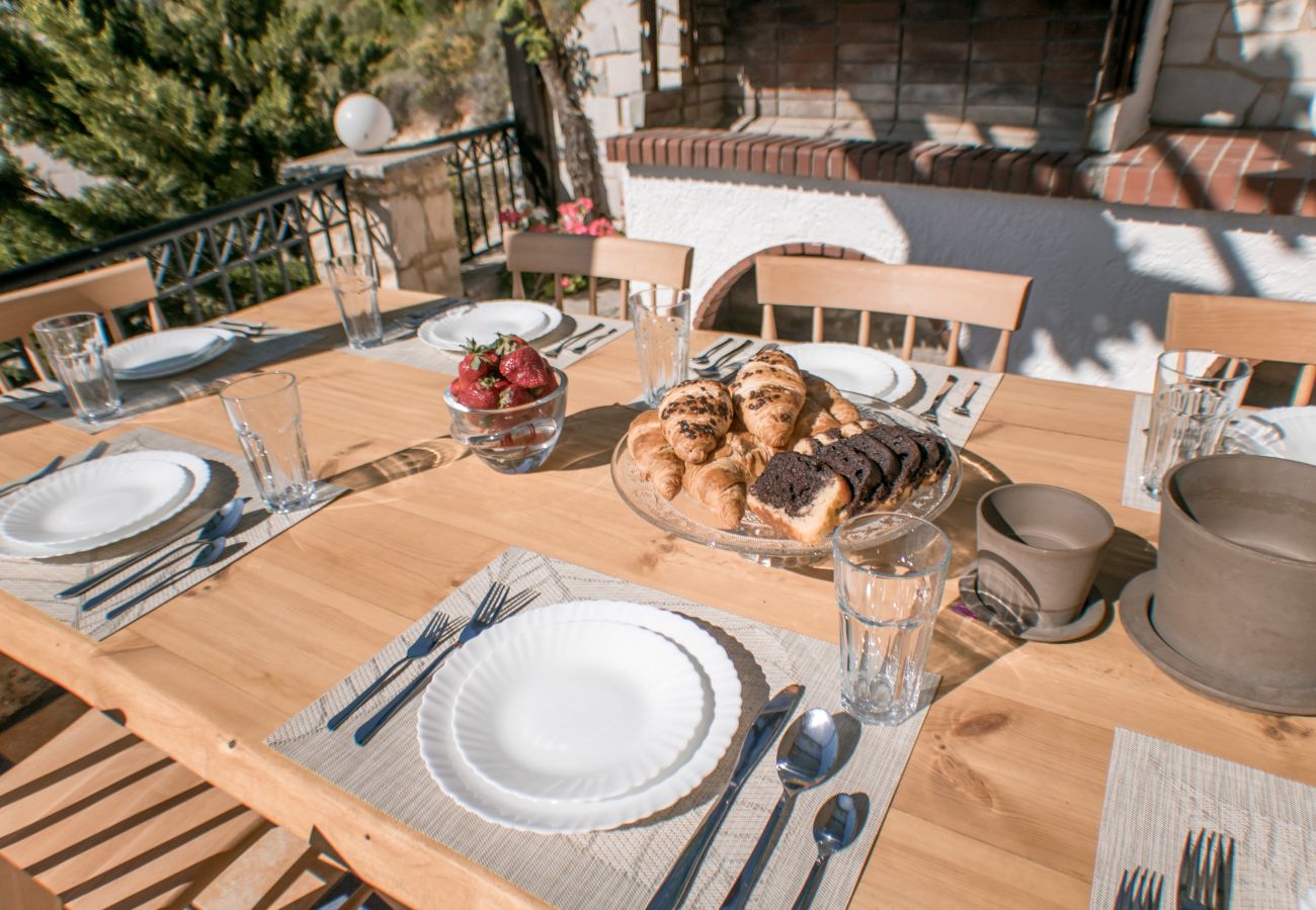 Villa in Roussospiti - Charmful villa, stunning views,pool, hot tub & BBQ 