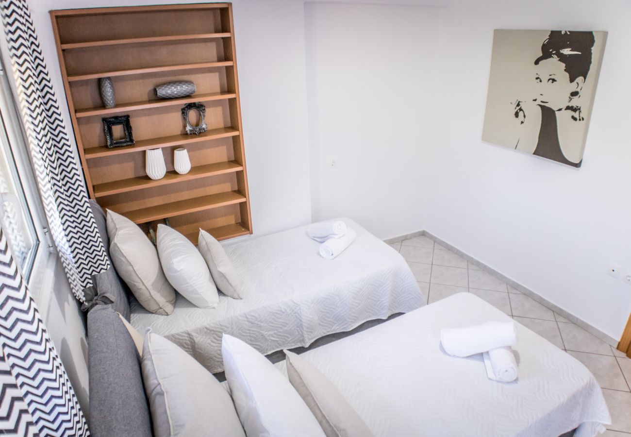 Villa in Roussospiti - Charmful villa, stunning views,pool, hot tub & BBQ 