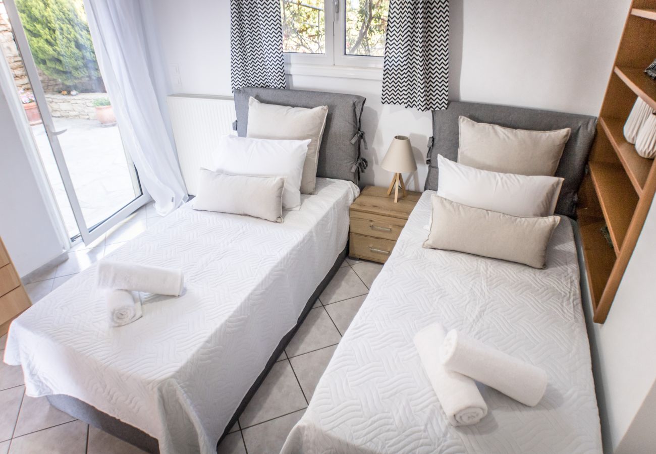 Villa in Roussospiti - Charmful villa, stunning views,pool, hot tub & BBQ 