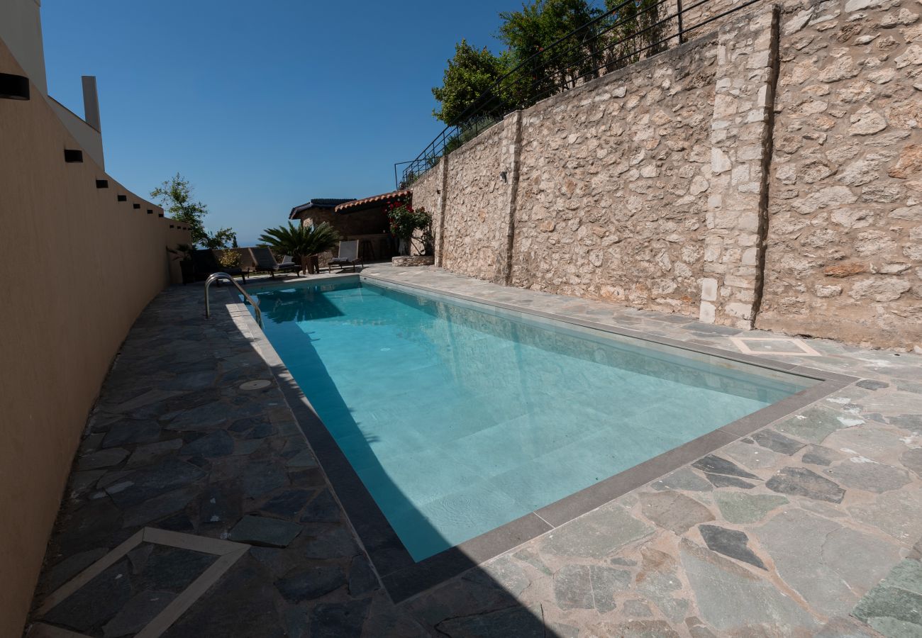 Villa in Roussospiti - Charmful villa, stunning views,pool, hot tub & BBQ 