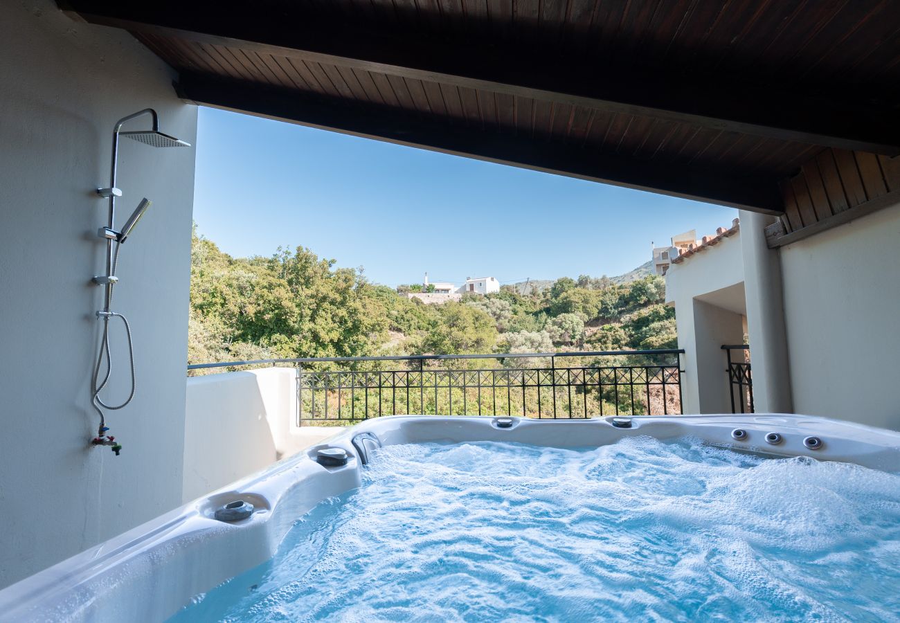 Villa in Roussospiti - Charmful villa, stunning views,pool, hot tub & BBQ 