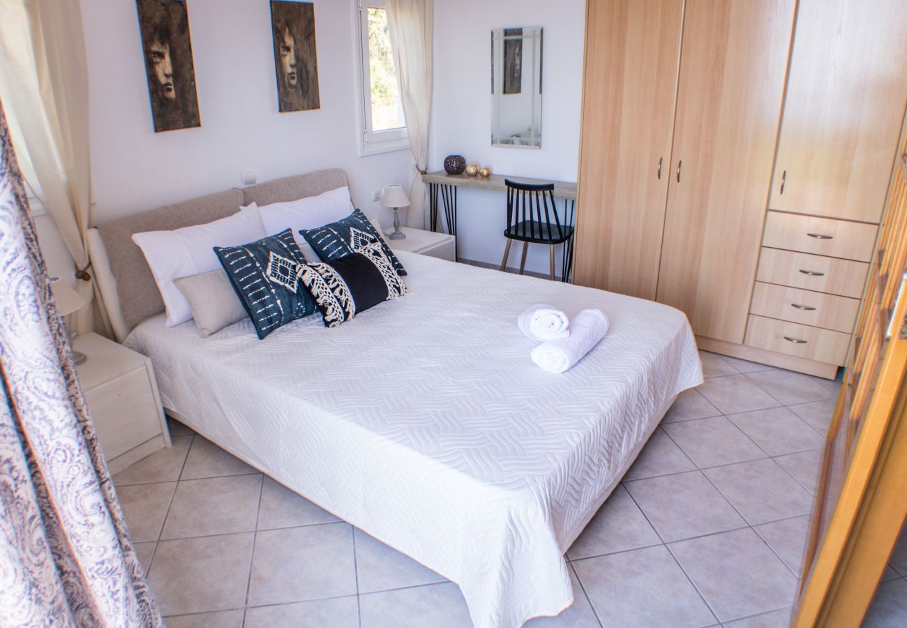 Villa in Roussospiti - Charmful villa, stunning views,pool, hot tub & BBQ 