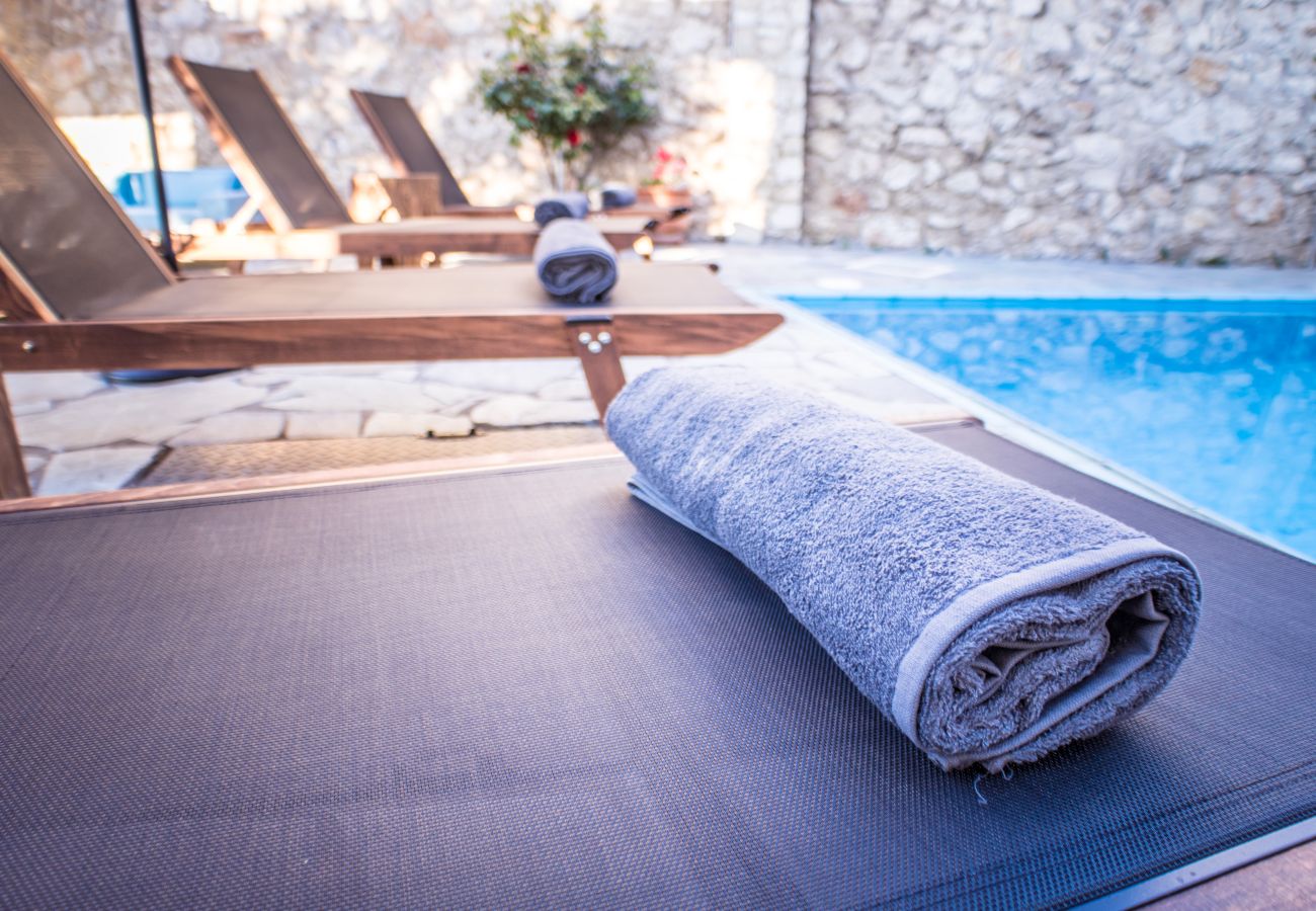 Villa in Roussospiti - Charmful villa, stunning views,pool, hot tub & BBQ 
