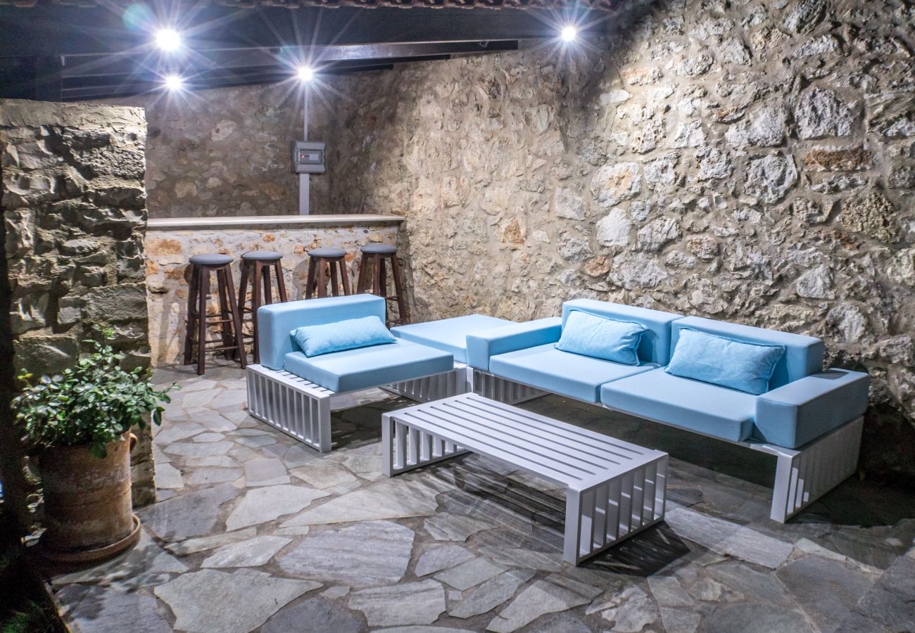 Villa in Roussospiti - Charmful villa, stunning views,pool, hot tub & BBQ 