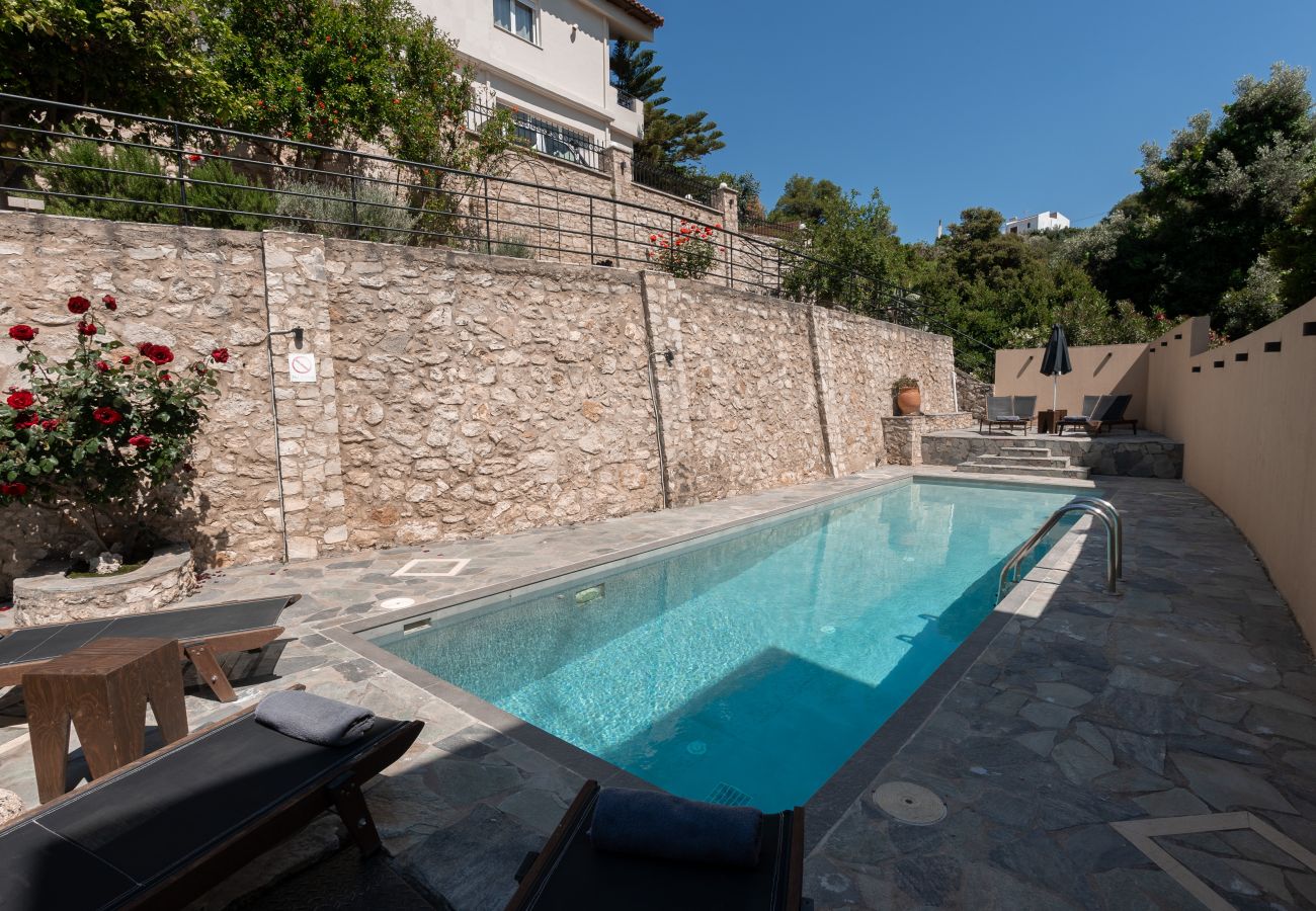Villa in Roussospiti - Charmful villa, stunning views,pool, hot tub & BBQ 