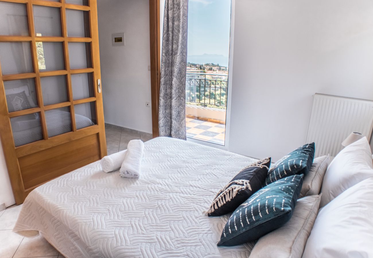 Villa in Roussospiti - Charmful villa, stunning views,pool, hot tub & BBQ 