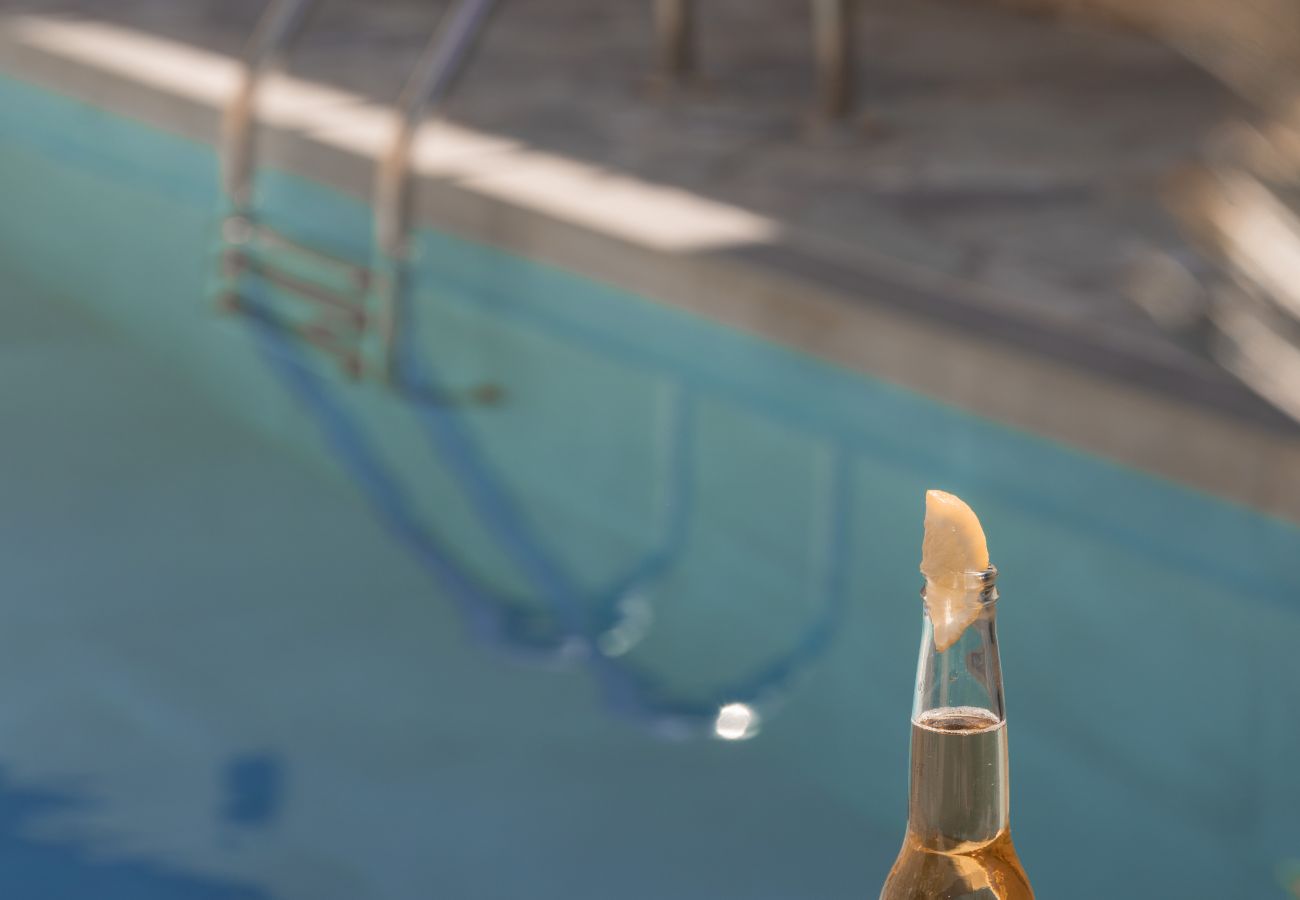 Villa in Roussospiti - Charmful villa, stunning views,pool, hot tub & BBQ 
