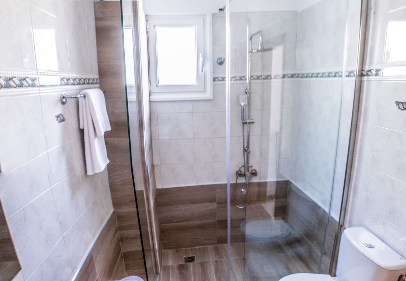 Villa in Roussospiti - Charmful villa, stunning views,pool, hot tub & BBQ 