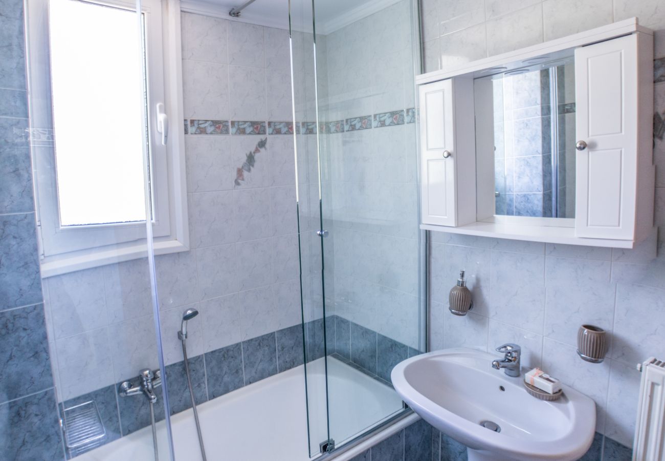 Villa in Roussospiti - Charmful villa, stunning views,pool, hot tub & BBQ 