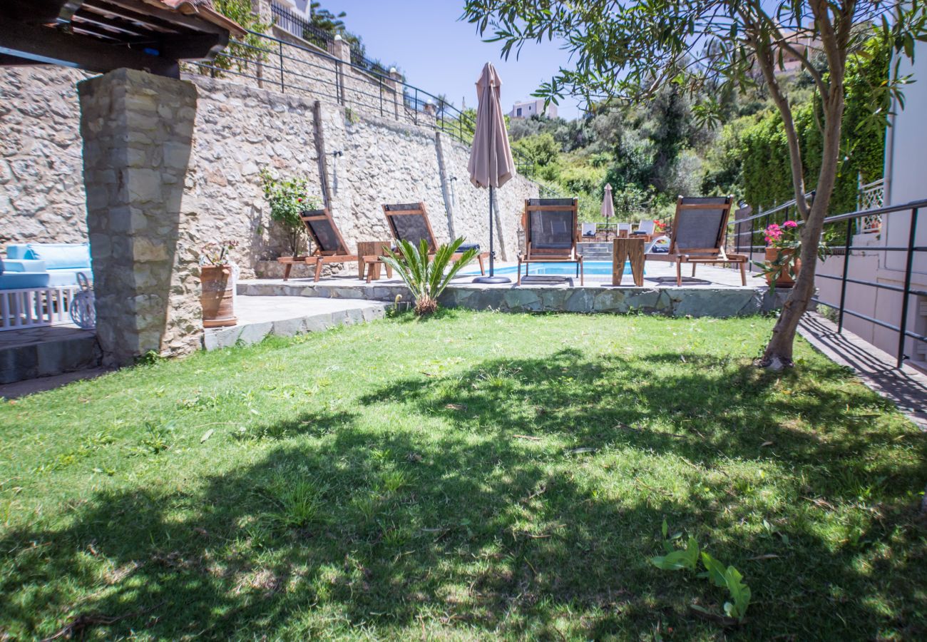 Villa in Roussospiti - Charmful villa, stunning views,pool, hot tub & BBQ 