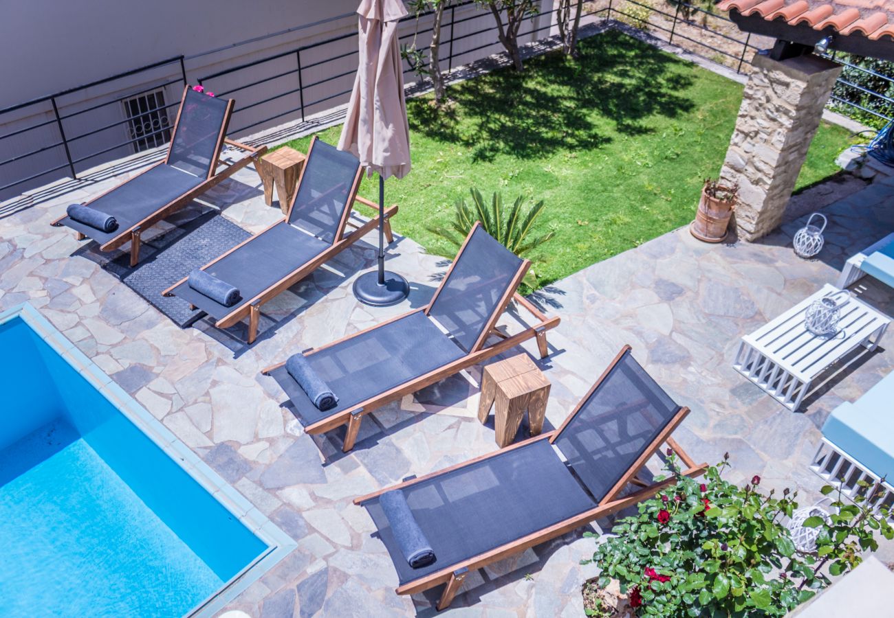 Villa in Roussospiti - Charmful villa, stunning views,pool, hot tub & BBQ 