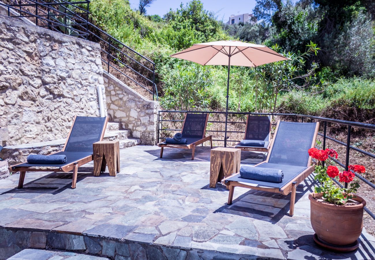 Villa in Roussospiti - Charmful villa, stunning views,pool, hot tub & BBQ 