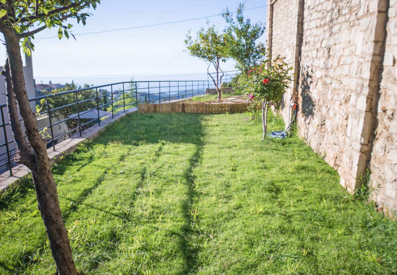 Villa in Roussospiti - Charmful villa, stunning views,pool, hot tub & BBQ 
