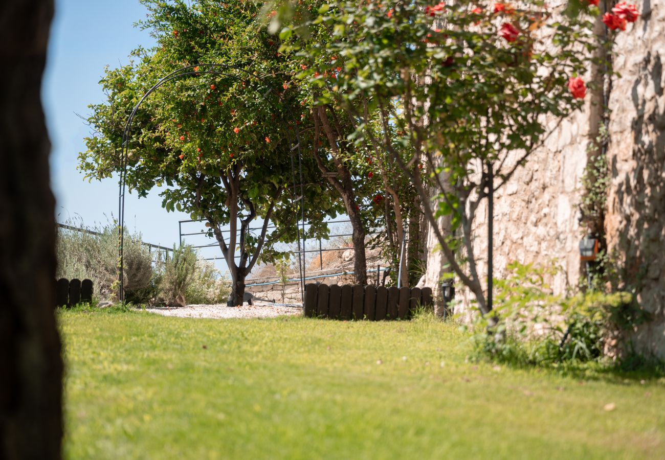 Villa in Roussospiti - Charmful villa, stunning views,pool, hot tub & BBQ 
