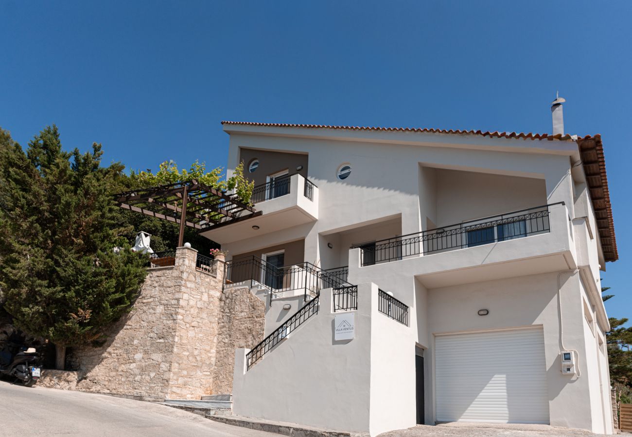 Villa in Roussospiti - Charmful villa, stunning views,pool, hot tub & BBQ 