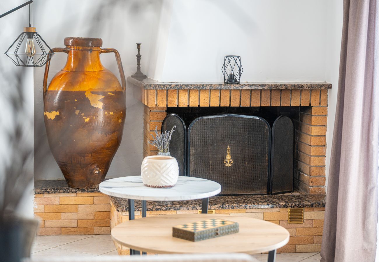Villa in Roussospiti - Charmful villa, stunning views,pool, hot tub & BBQ 