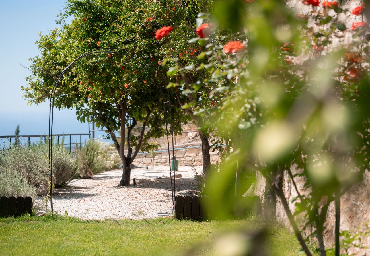 Villa in Roussospiti - Charmful villa, stunning views,pool, hot tub & BBQ 