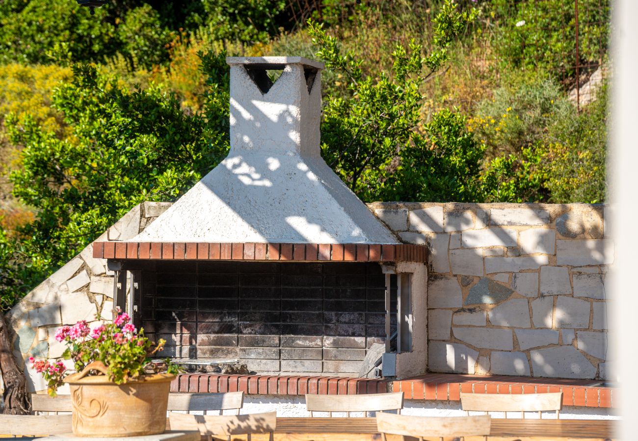 Villa in Roussospiti - Charmful villa, stunning views,pool, hot tub & BBQ 