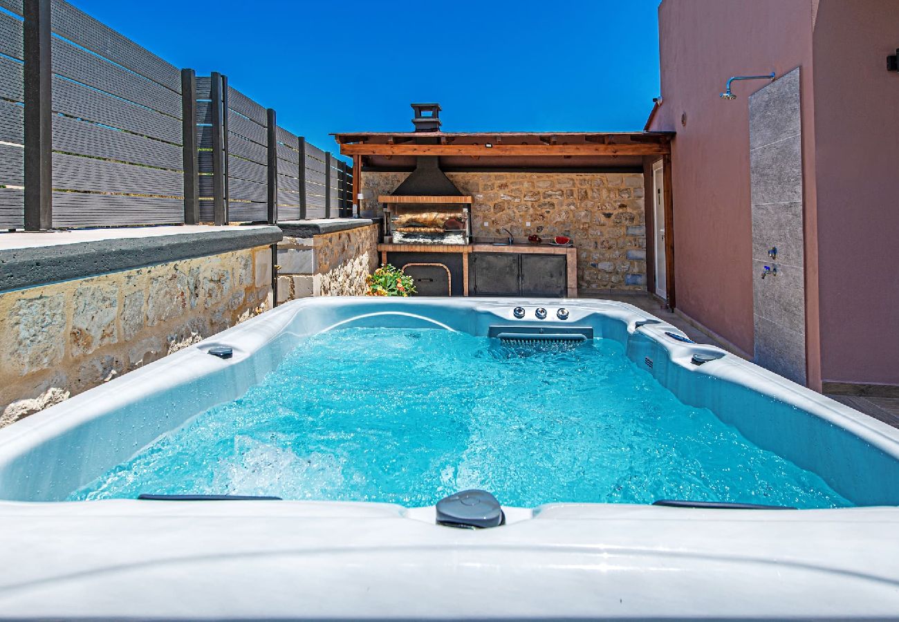 Villa in Maroulas - Villa Anthi, with salted water pool,jacuzzi, BBQ!