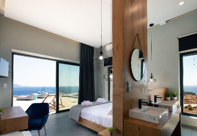 Villa in Rethymno - Seafront elegant villa,infinity pool &devine views