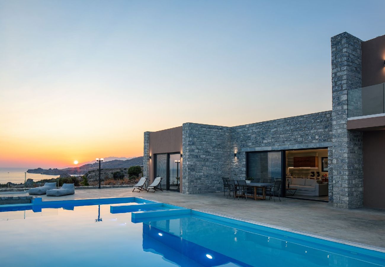 Villa in Rethymno - Seafront elegant villa,infinity pool &devine views