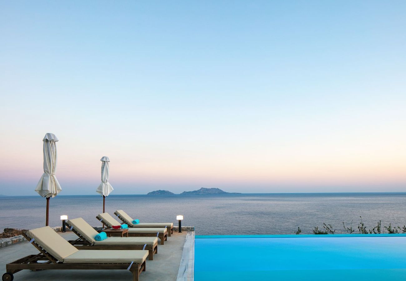 Villa in Rethymno - Seafront elegant villa,infinity pool &devine views