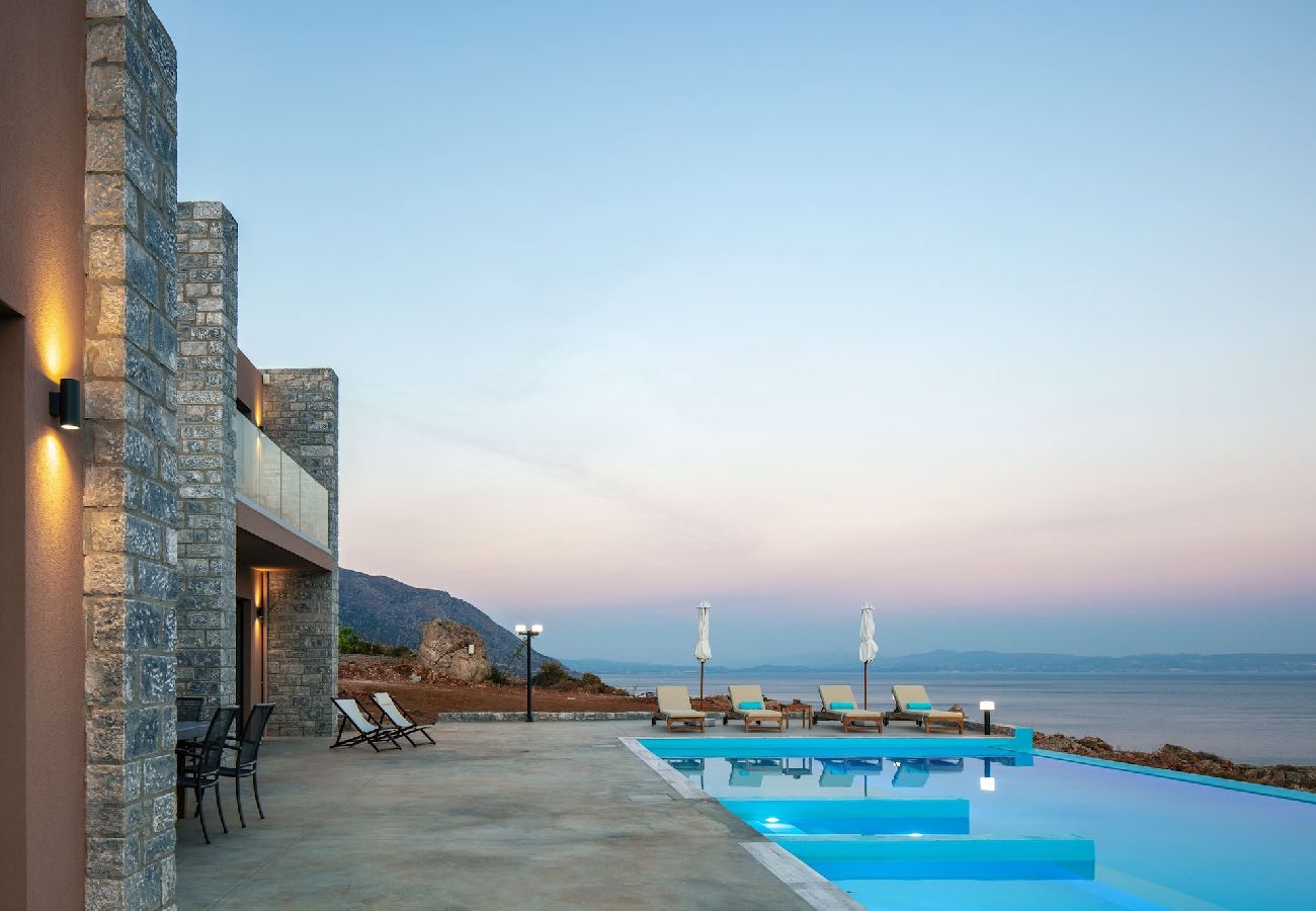 Villa in Rethymno - Seafront elegant villa,infinity pool &devine views