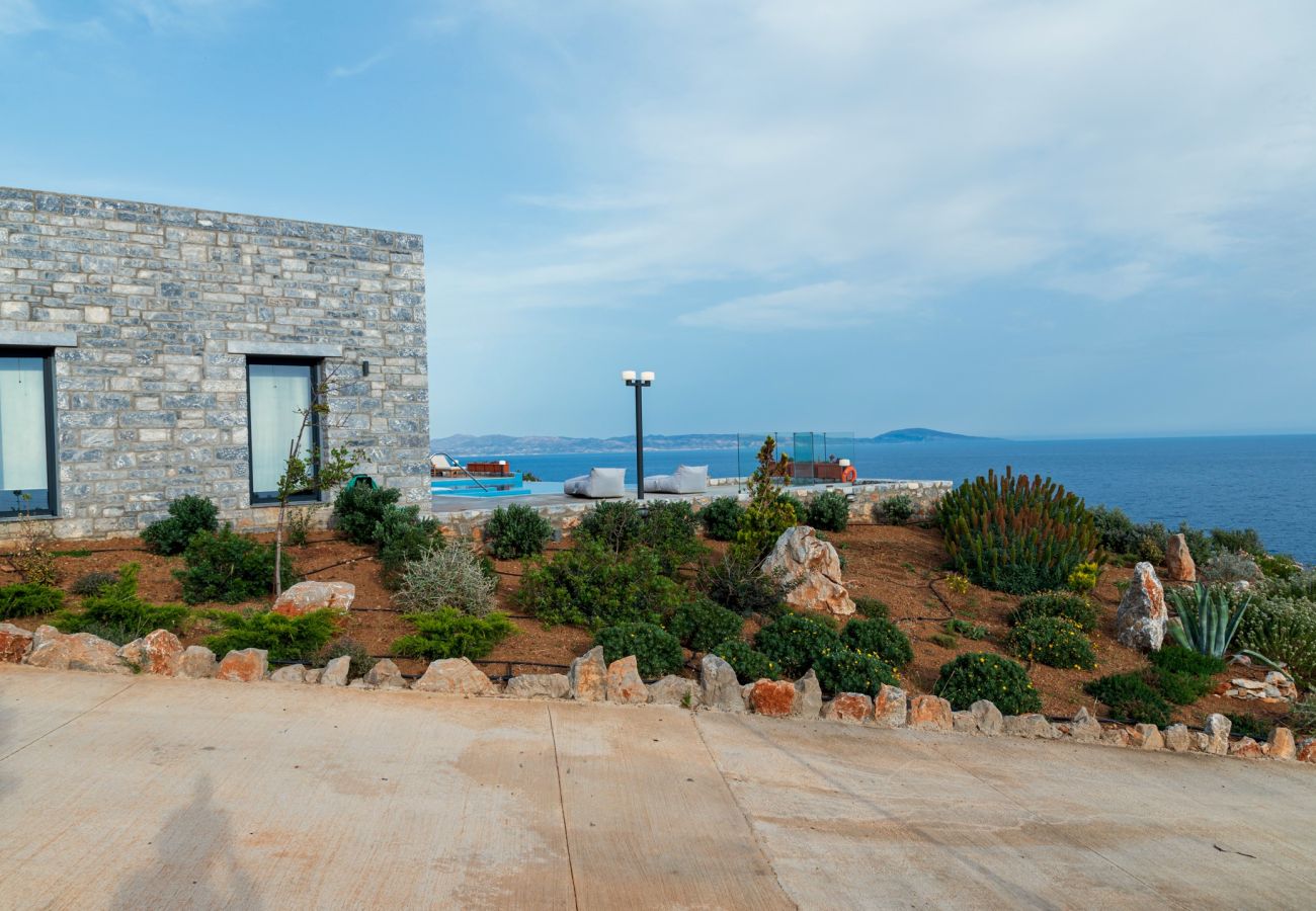 Villa in Rethymno - Seafront elegant villa,infinity pool &devine views