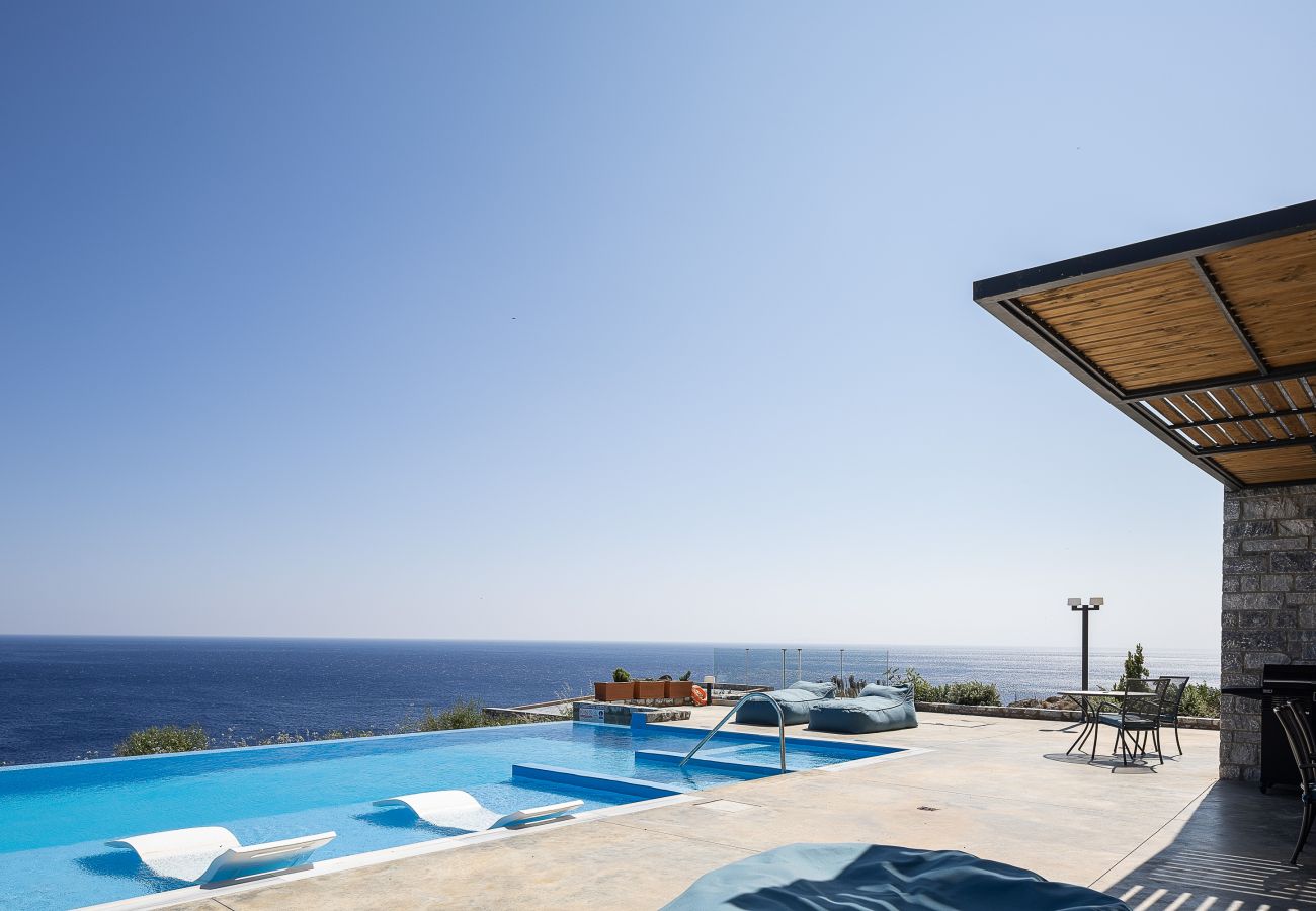 Villa in Rethymno - Seafront elegant villa,infinity pool &devine views