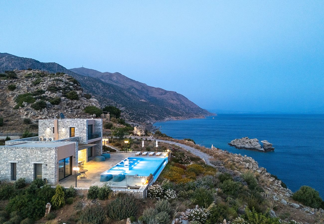 Villa in Rethymno - Seafront elegant villa,infinity pool &devine views