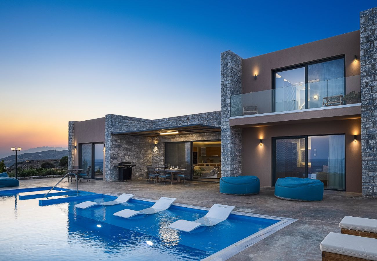 Villa in Rethymno - Seafront elegant villa,infinity pool &devine views