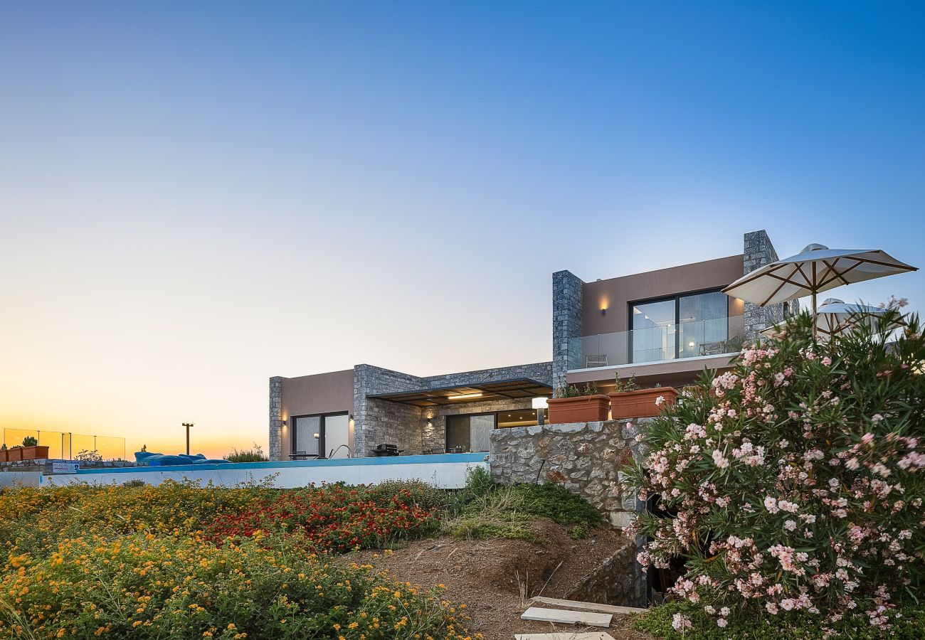 Villa in Rethymno - Seafront elegant villa,infinity pool &devine views