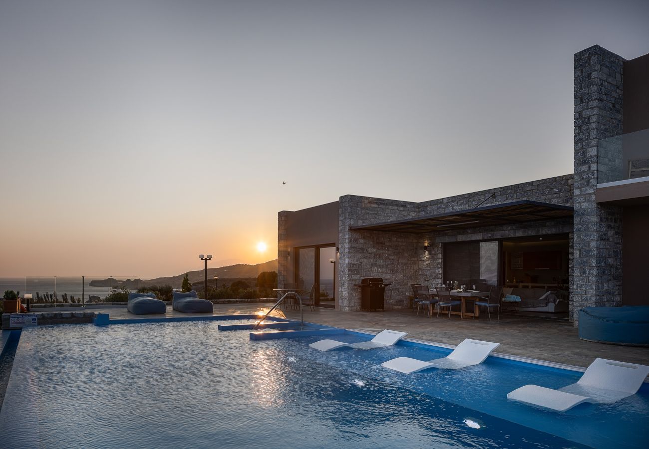 Villa in Rethymno - Seafront elegant villa,infinity pool &devine views