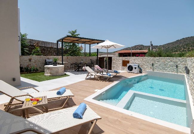 Villa in Melidoni - New stylish villa with heated pool & jacuzzi!